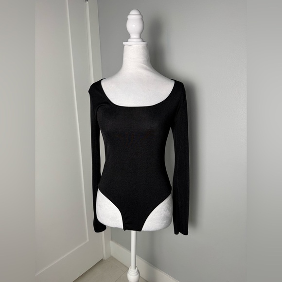 Pretty Little Thing BLACK ACETATE SLINKY SCOOP NECK LONG SLEEVE BODYSUIT - Picture 5 of 7